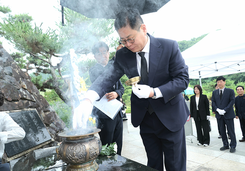 독립운동추념탑 참배 썸네일
