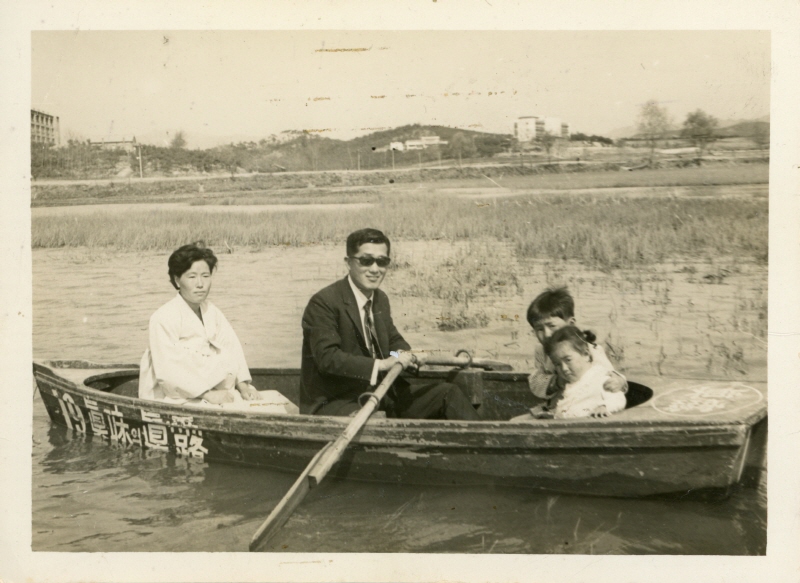 덕진연못 가족 사진 