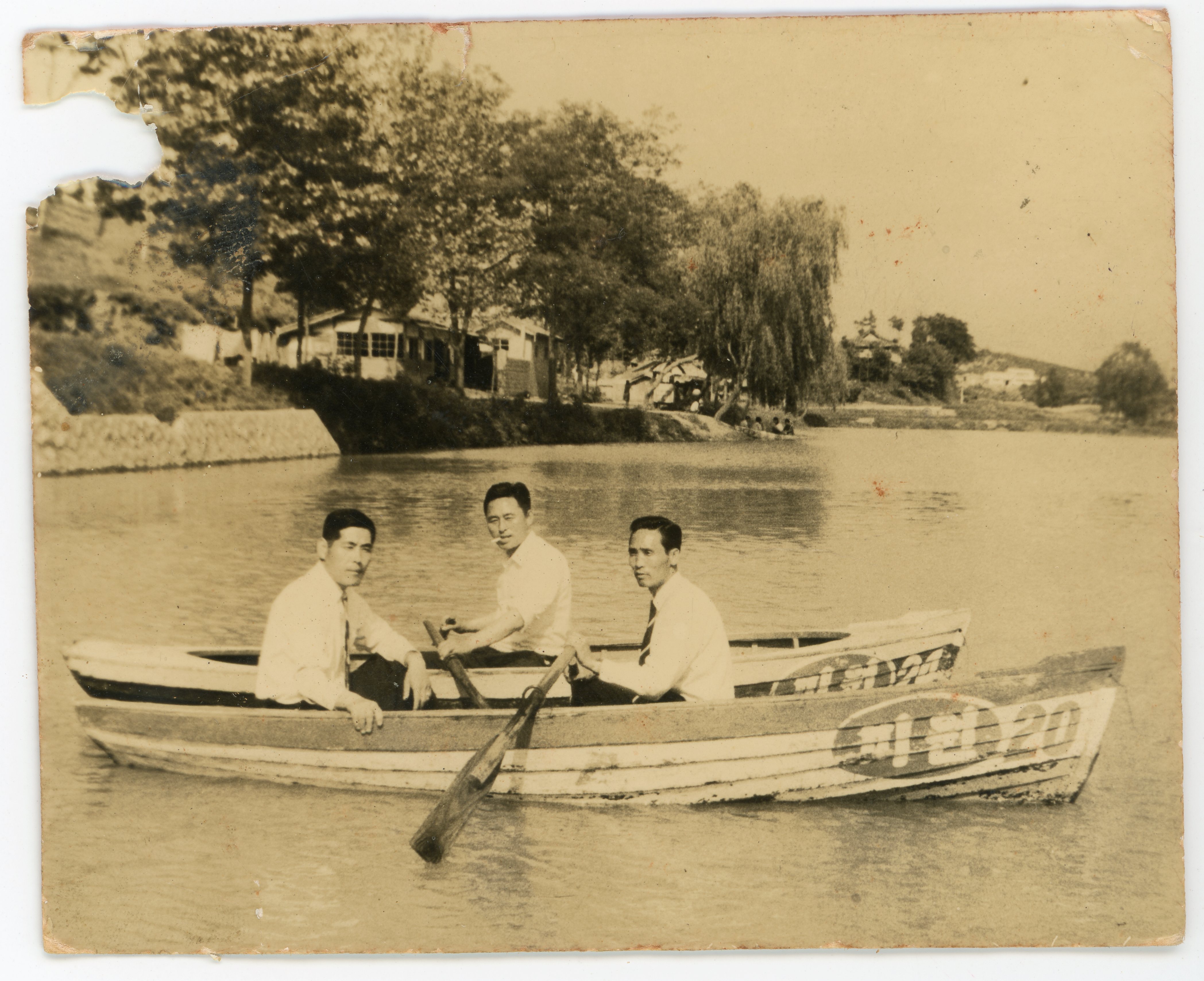 박준상-덕진공원 친구3인과 보트를 타고(1952) 앞면.jpg