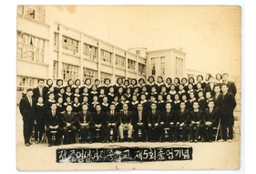 도순례_전주영생여자중학교 제5회 졸업기념 사진(1968년).jpg