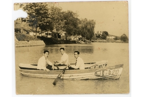 박준상-덕진공원 친구3인과 보트를 타고(1952) 앞면.jpg
