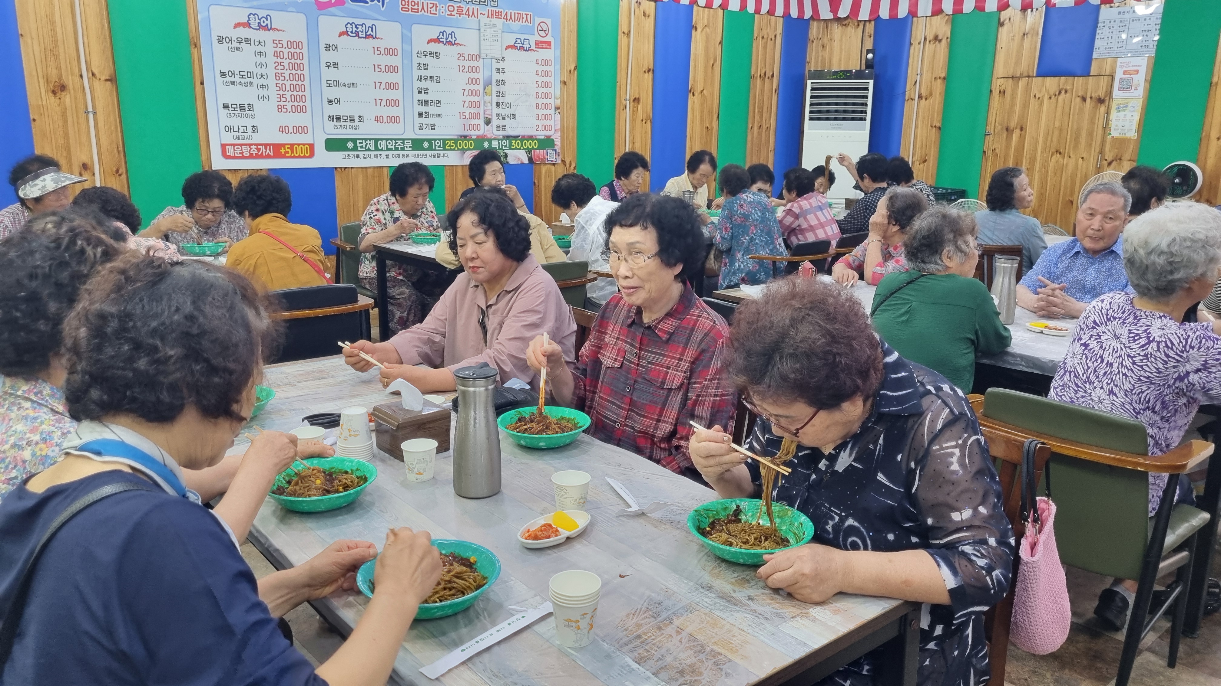 2025.06.16 자장면 봉사 사진1.jpg