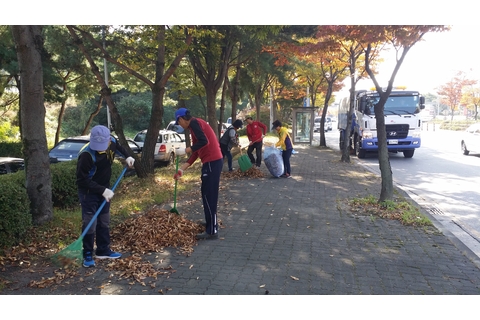 10월23일(자원위생과)덕진구, 쾌적한 도심환경 조성을 위한 낙엽 정비.jpg