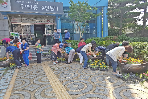6월3일(우아1동)우아1동 노래교실 회원 청사 꽃단장에 앞장서1.jpg